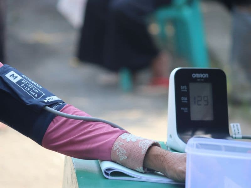 Médica orientando paciente sobre check-ups preventivos, representando cuidados de saúde por faixa etária