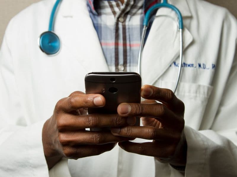 Profissional de saúde usando smartphone para organizar informações médicas digitalmente