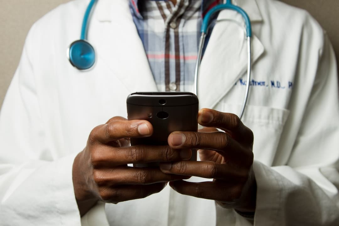 Profissional de saúde usando smartphone para organizar informações médicas digitalmente
