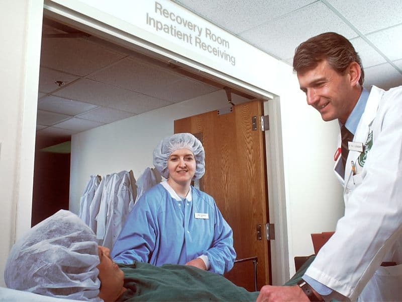 Médico explicando exames durante check-up para paciente vestida com jaleco branco