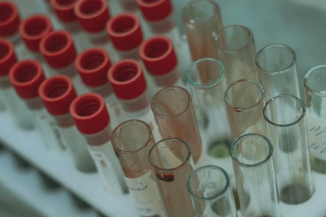 Tubos de ensaio com amostras de sangue em laboratório para análise de hemograma completo