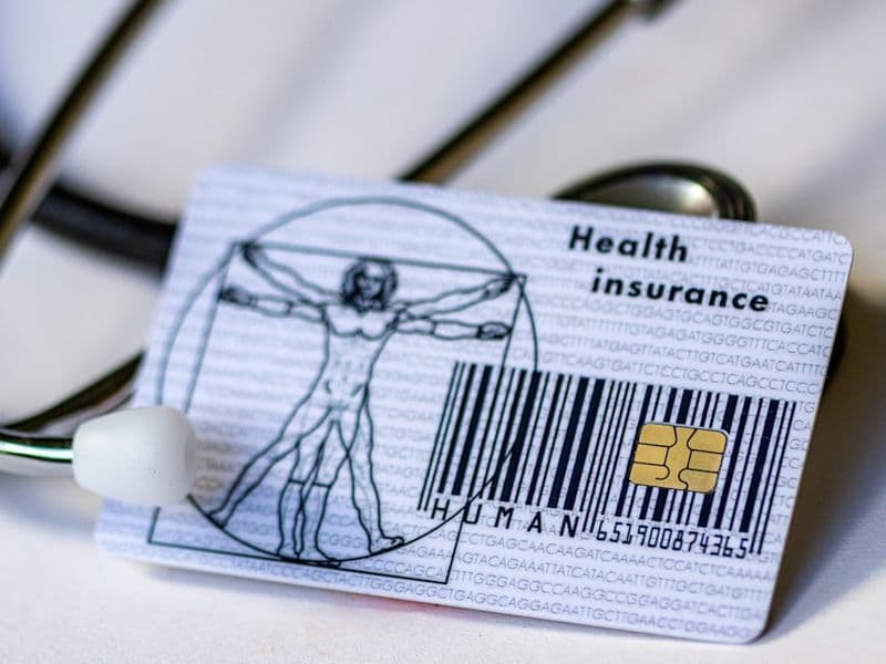 Infográfico com guia sobre como escolher um plano de saúde, com desenhos e textos explicativos