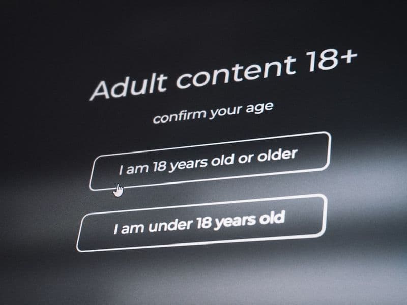 Infográfico conceitual sobre periodicidade de check-up por idade e risco, com gráficos e ícones de saúde