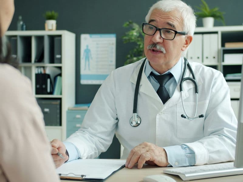 Profissional de saúde realizando consulta médica 